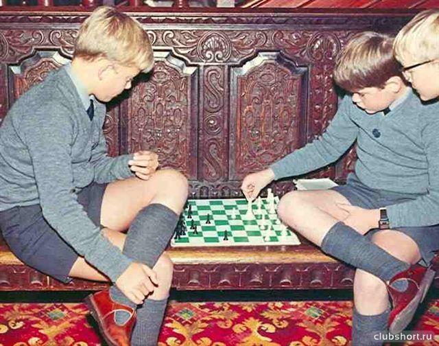 Мальчики играют в шахматы
